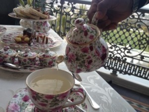 falaknuma-taj-hyderabad-pouring-tea-300x225.jpg